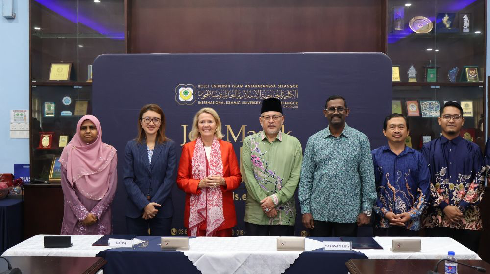 UNFPA Malaysia's Representative Dr Asa Torkelsson and partners with Datuk Hasanuddin Mohd Yunus, YADIM Chairman